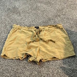 Loft Kakhi Shorts - Large